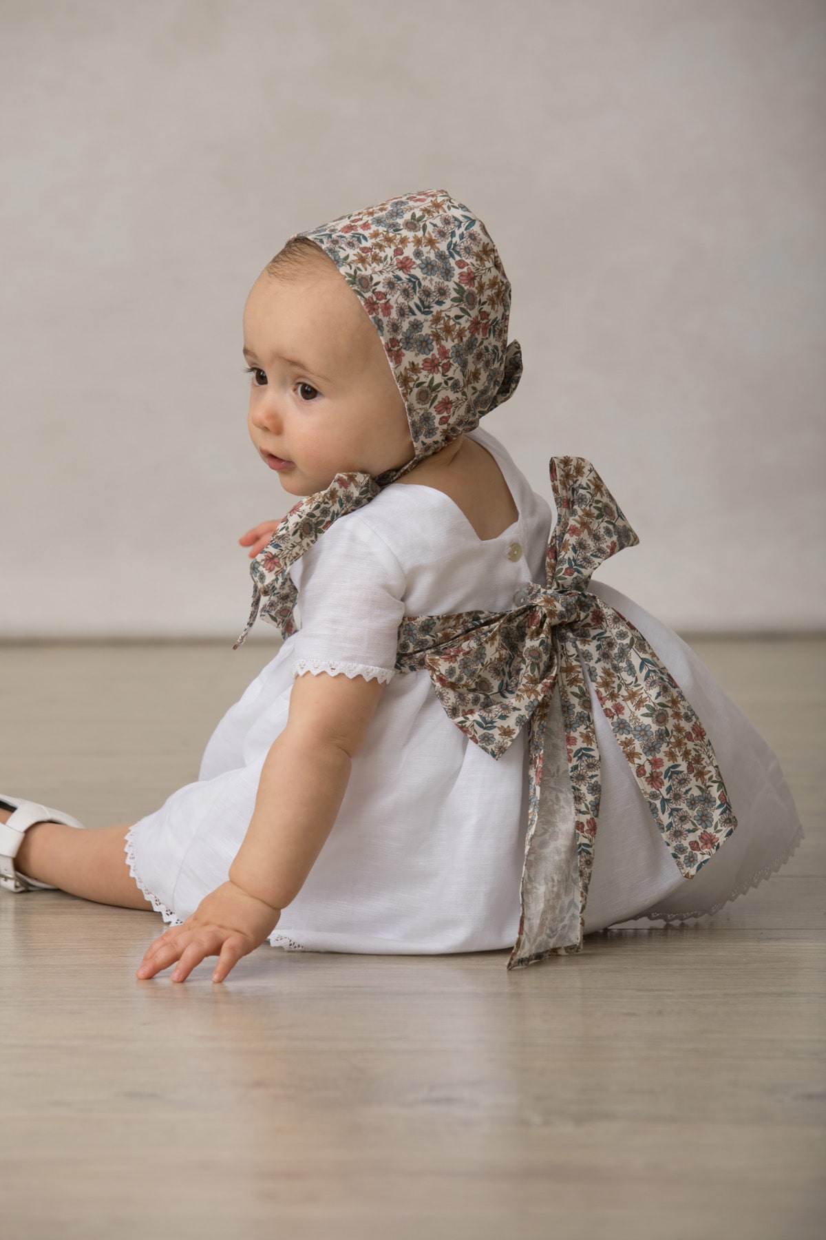 vestido de fiesta para bebé niña en lino blanco