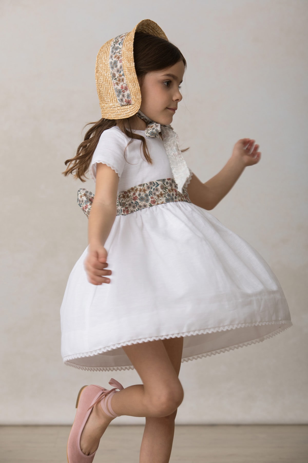 vestido de niña blanco bonito