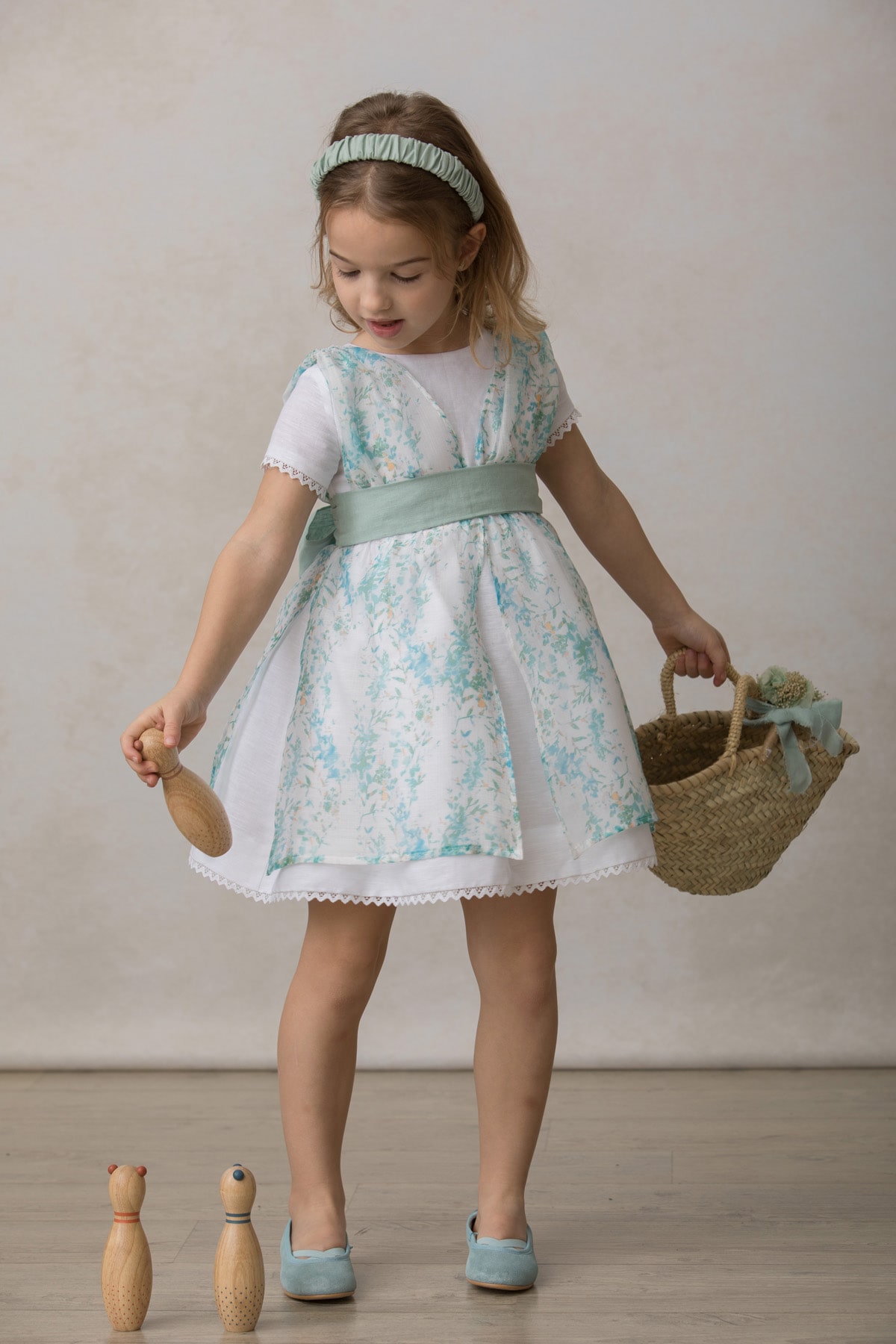 vestido de niña de ceremonia blanco sencillo y bonito