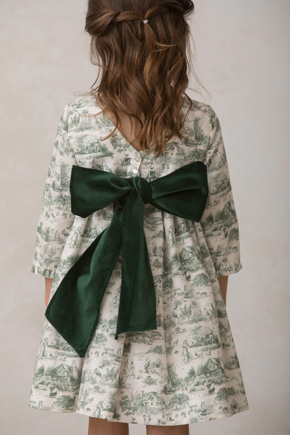 vestido de niña estampado verde botella