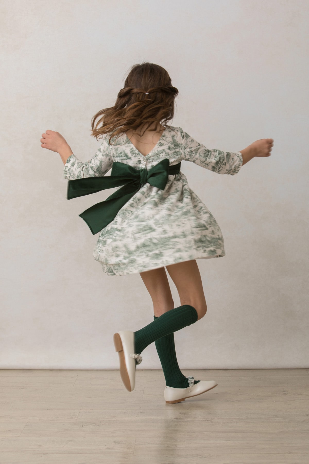 vestido de niña estampado verde con manga francesa