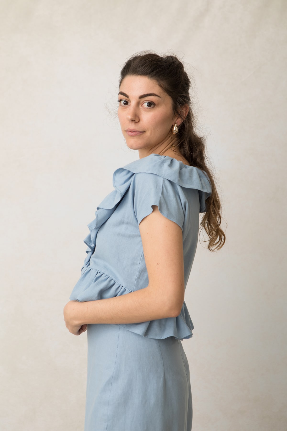 blusa de invitada para mujer con volantes azules