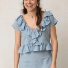 blusa de mujer azul con volantes