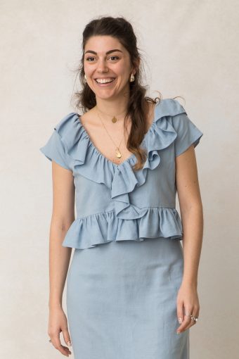 blusa de mujer azul con volantes