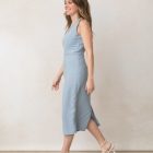 vestido azul mujer con espalda descubierta