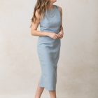 vestido lino azul invitada mujer con espalda descubierta