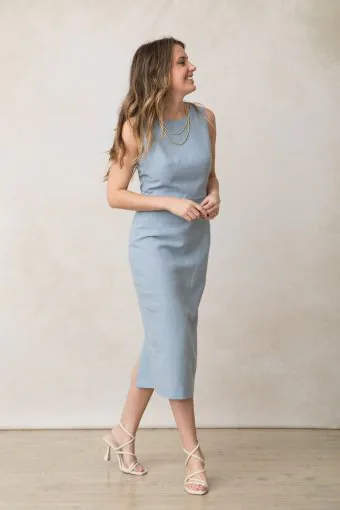 vestido lino azul invitada mujer con espalda descubierta