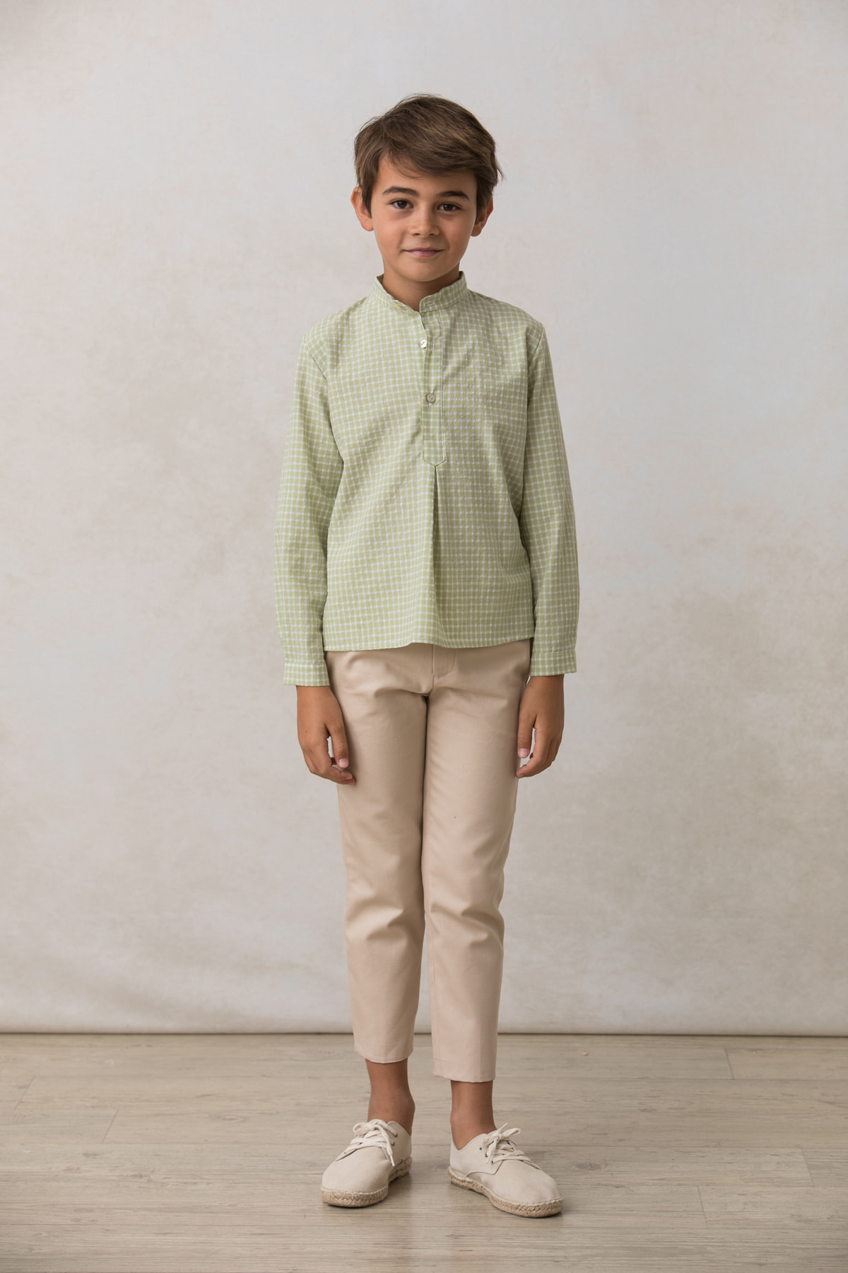 Pantalón beige pitillo para niño