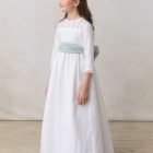 vestido de comunion de niña con puntillas en escote