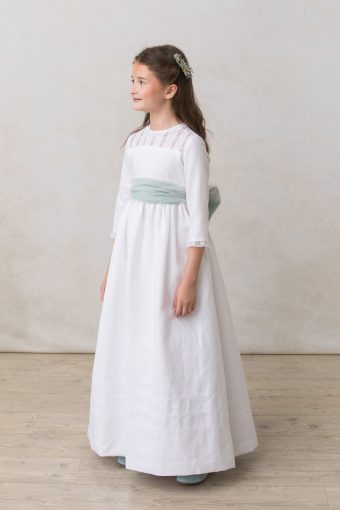 vestido de comunion de niña con puntillas en escote