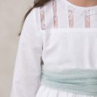 vestido de comunion de niña con puntillas en escote en lino blanco