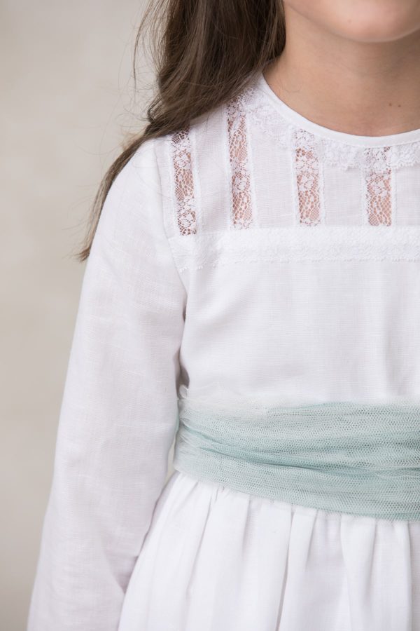 vestido de comunion de niña con puntillas en escote en lino blanco