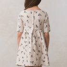 vestido de niña beige de estampado de flores azules