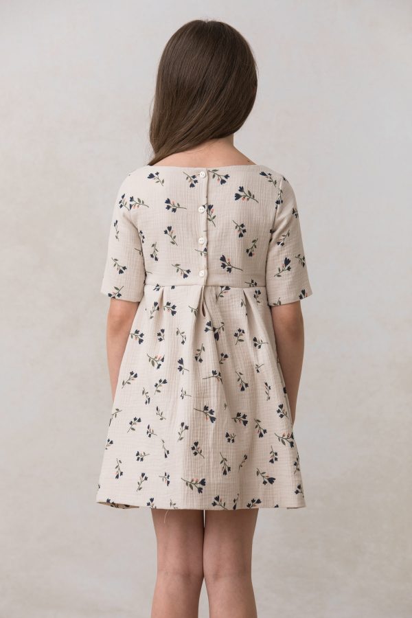 vestido de niña beige de estampado de flores azules