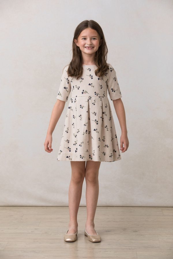 vestido de niña beige de flores azul marino