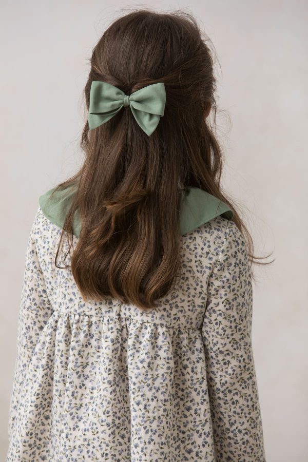 vestido de niña de estampado verde de flores