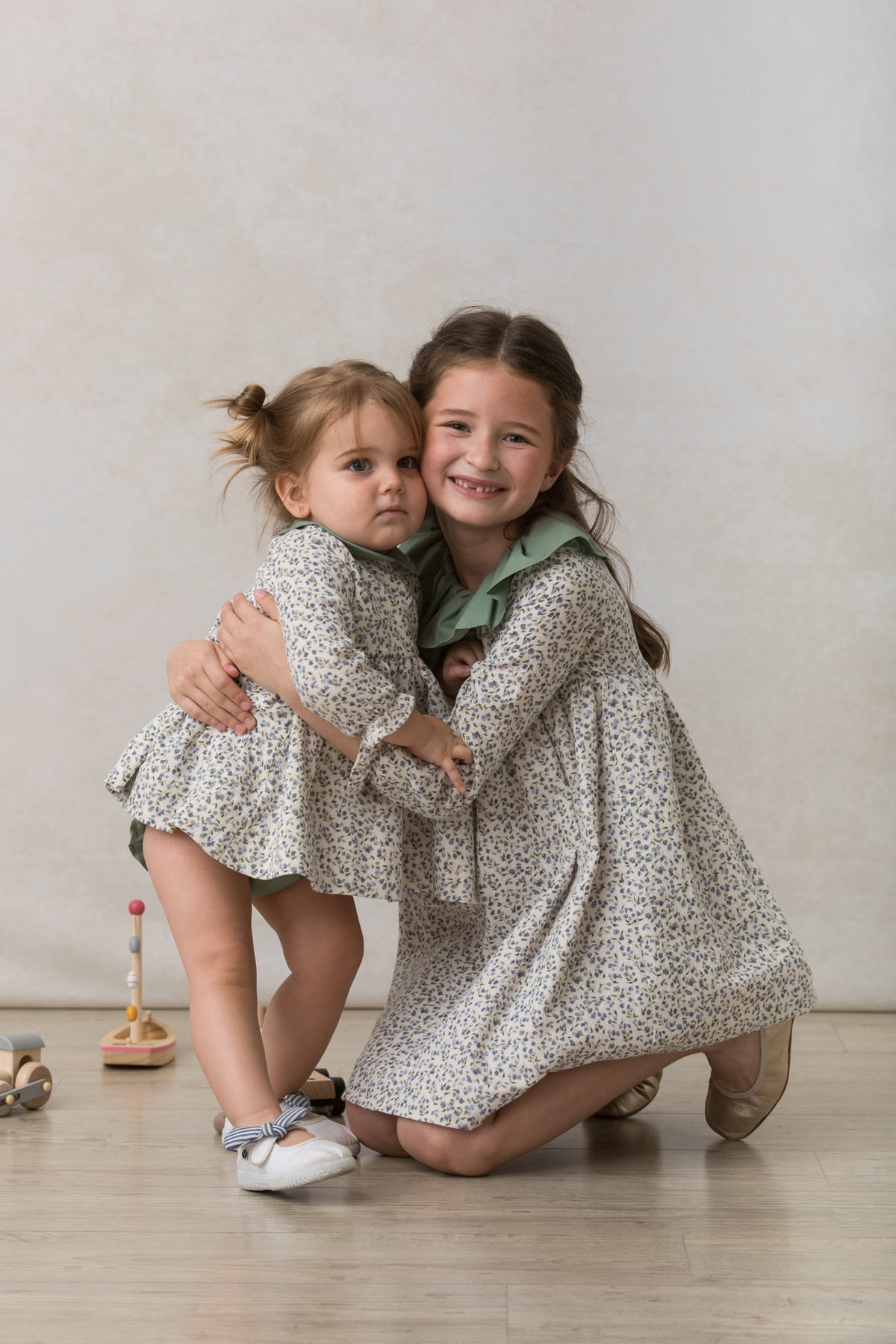 vestido de niña verde de estampado de flores