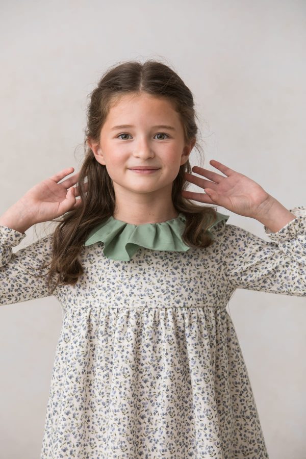 vestido de niña verde de flores con volante en cuello