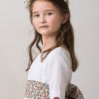 fajin de comunion de niña con lazo beige estampado de flores