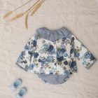 blusa de bebe de flores azules