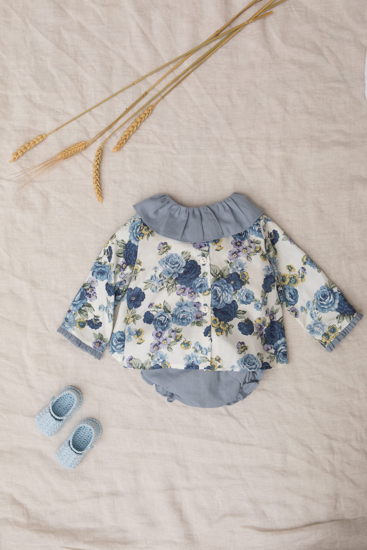 blusa de bebe de flores azules