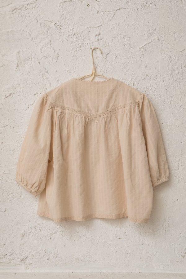 blusa de chica adolescente beige bordada