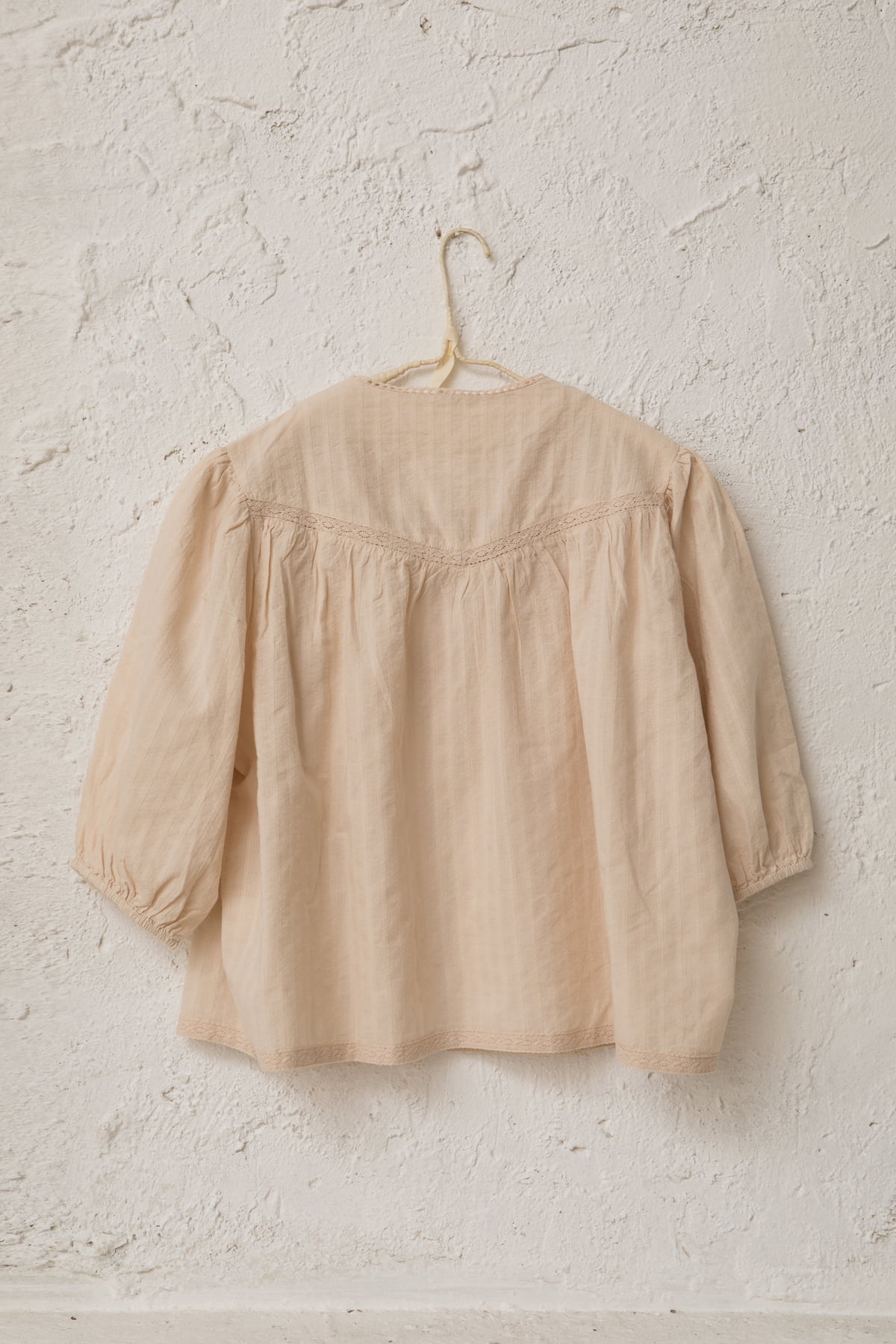 blusa de chica adolescente beige bordada