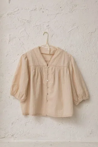 blusa de chica adolescente romantica beige bordada