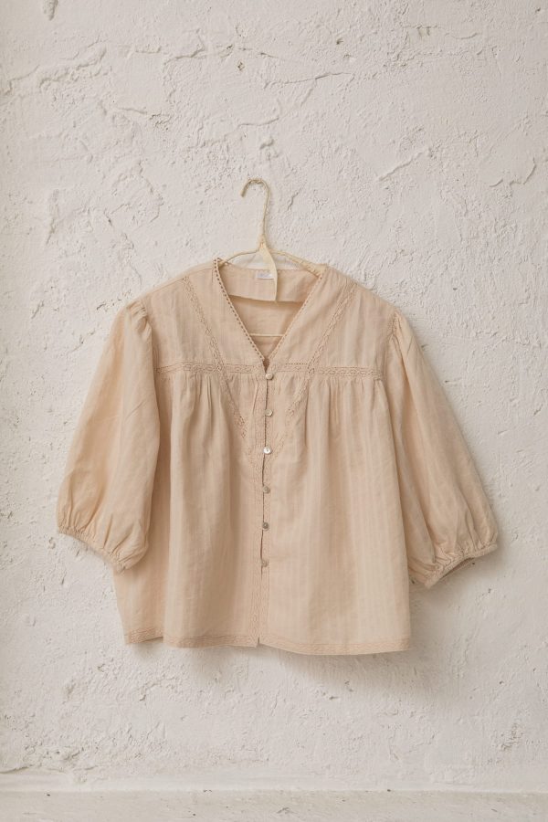 blusa de chica adolescente romantica beige bordada