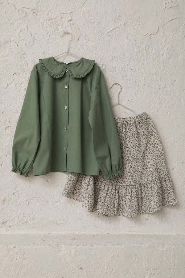 Blusa de color verde oliva