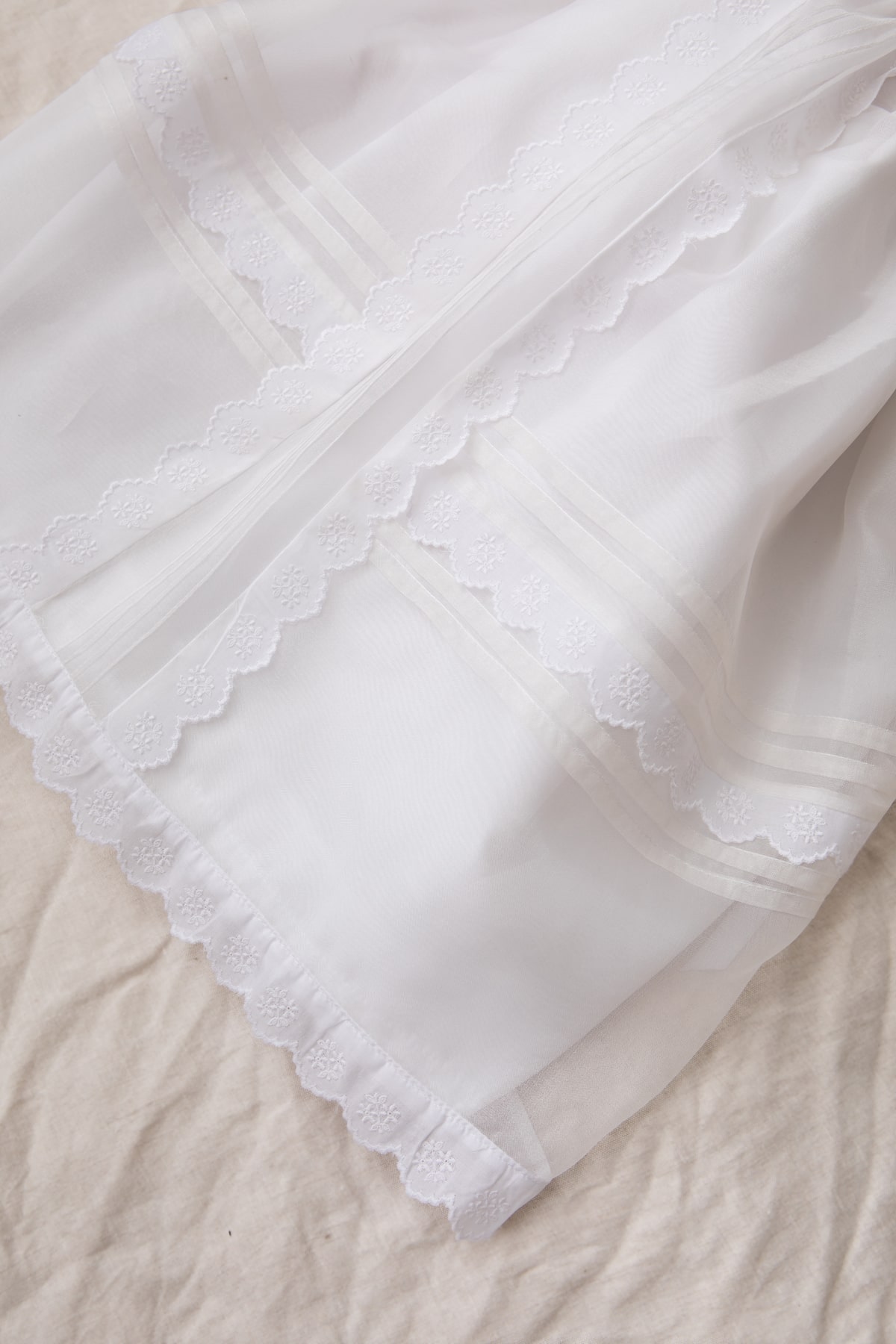 Faldón de bautizo de organza de seda blanca