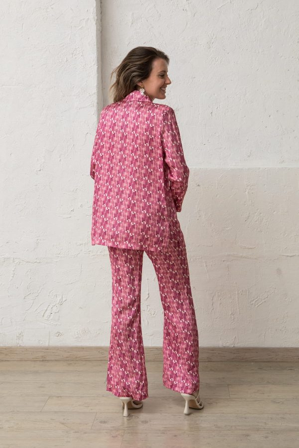 conjunto de mujer de americana y pantalon rosa estampado