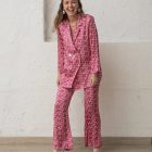 traje de mujer de americana y pantalon en estampado rosa