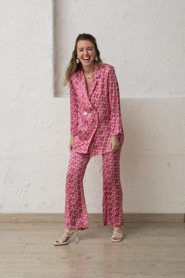 traje de mujer de americana y pantalon en estampado rosa