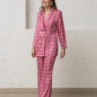 traje de mujer de americana y pantalon rosa estampado