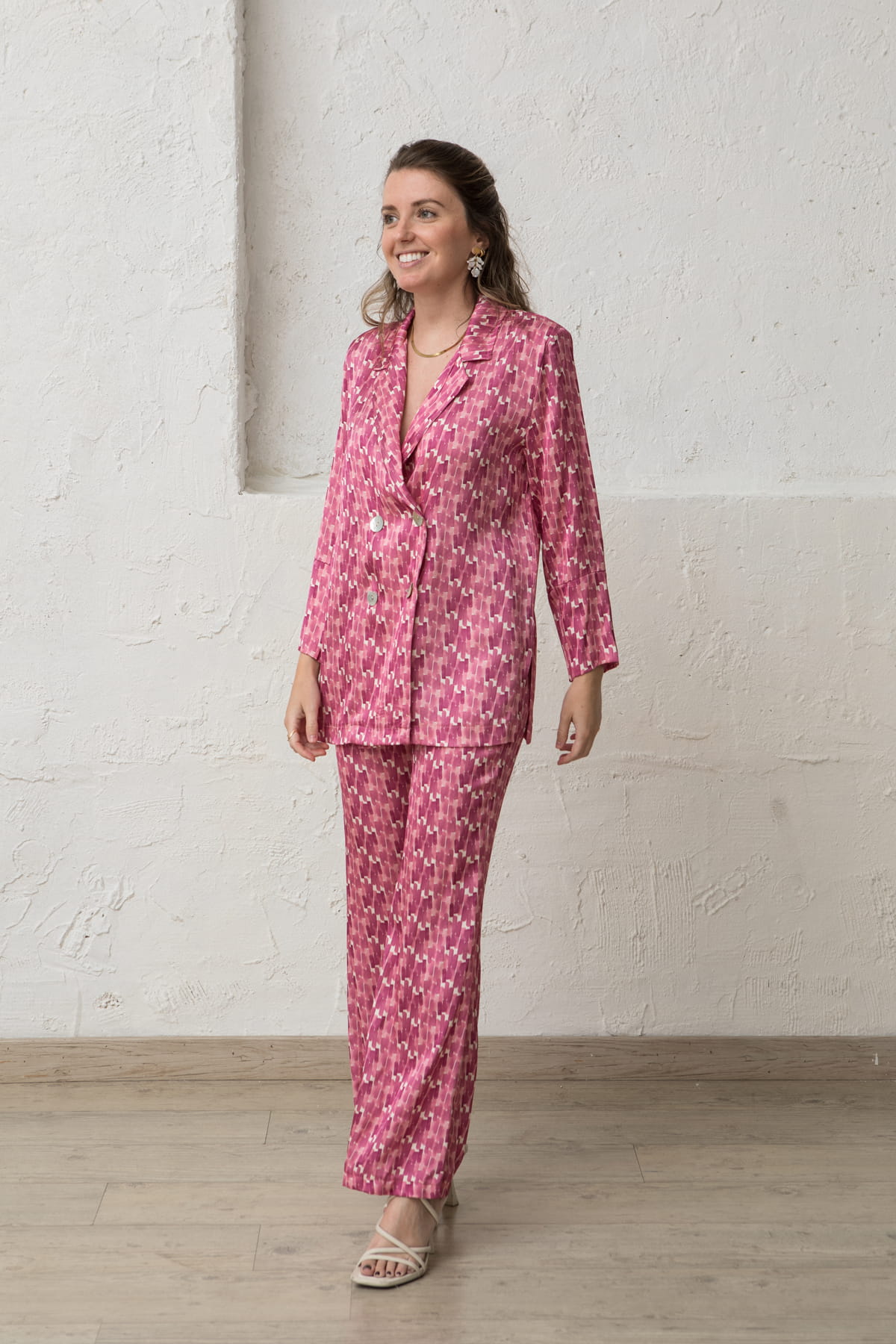 traje de mujer de americana y pantalon rosa estampado