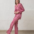 traje de mujer de boda de americana y pantalon rosa estampado