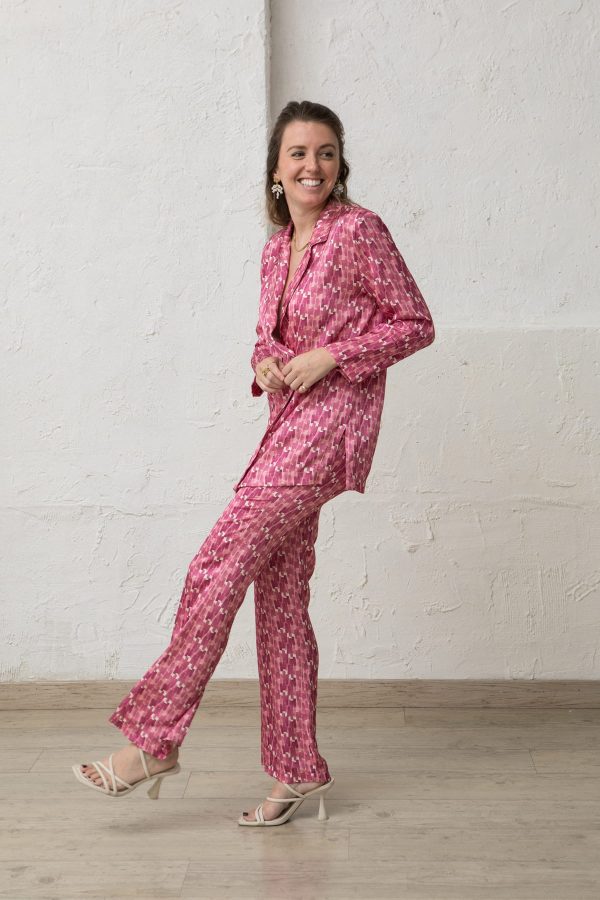 traje de mujer de boda de americana y pantalon rosa estampado