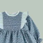 vestido de bebe azul con volantes blancos