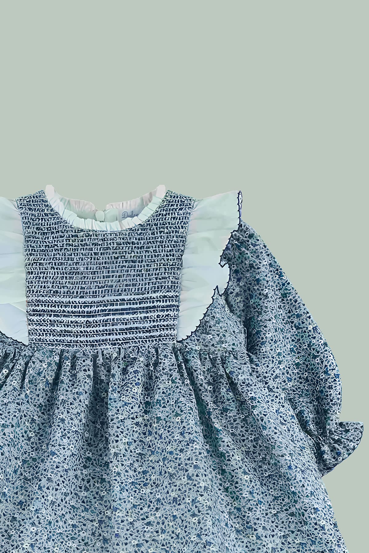 vestido de bebe azul con volantes blancos