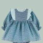 vestido de bebe de estampado azul con volantes blancos