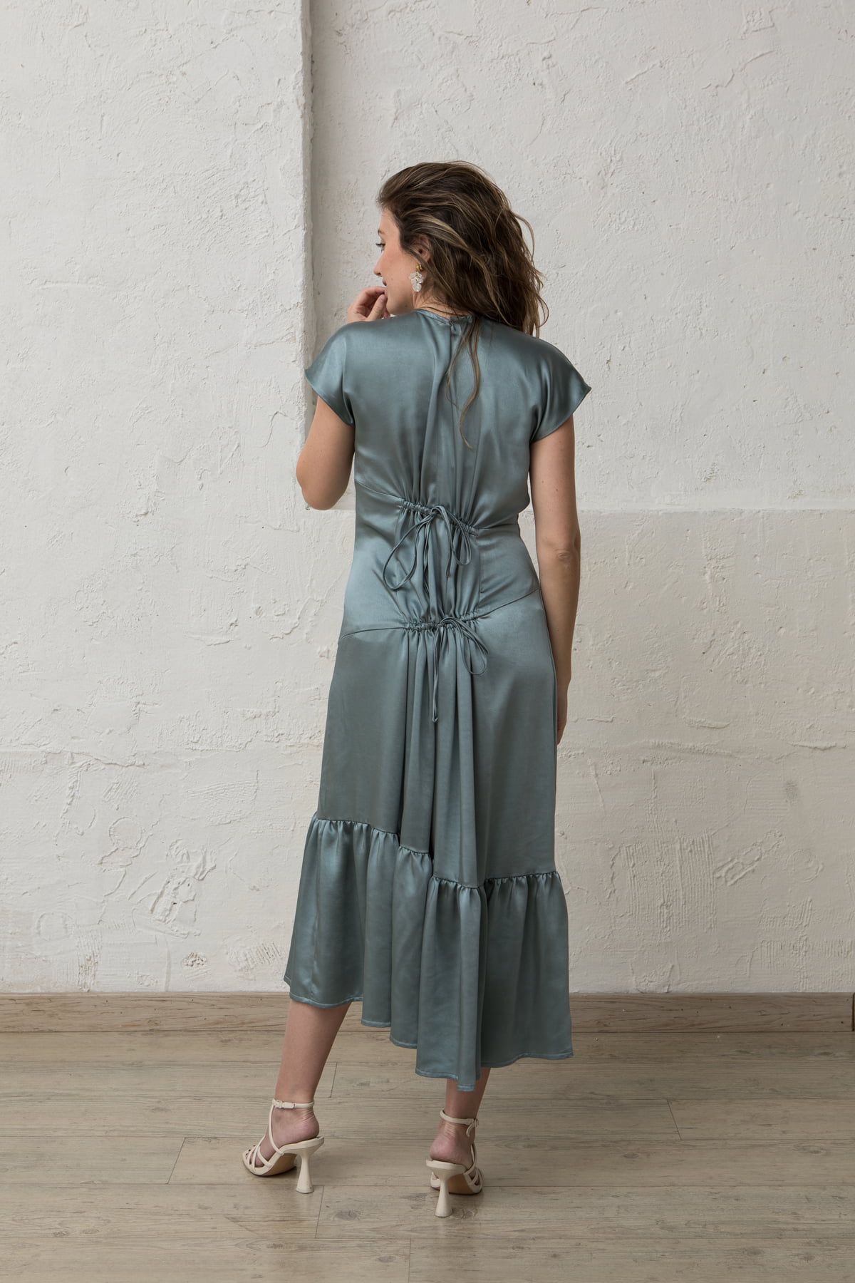 vestido de ceremonia de mujer con frunces en azul