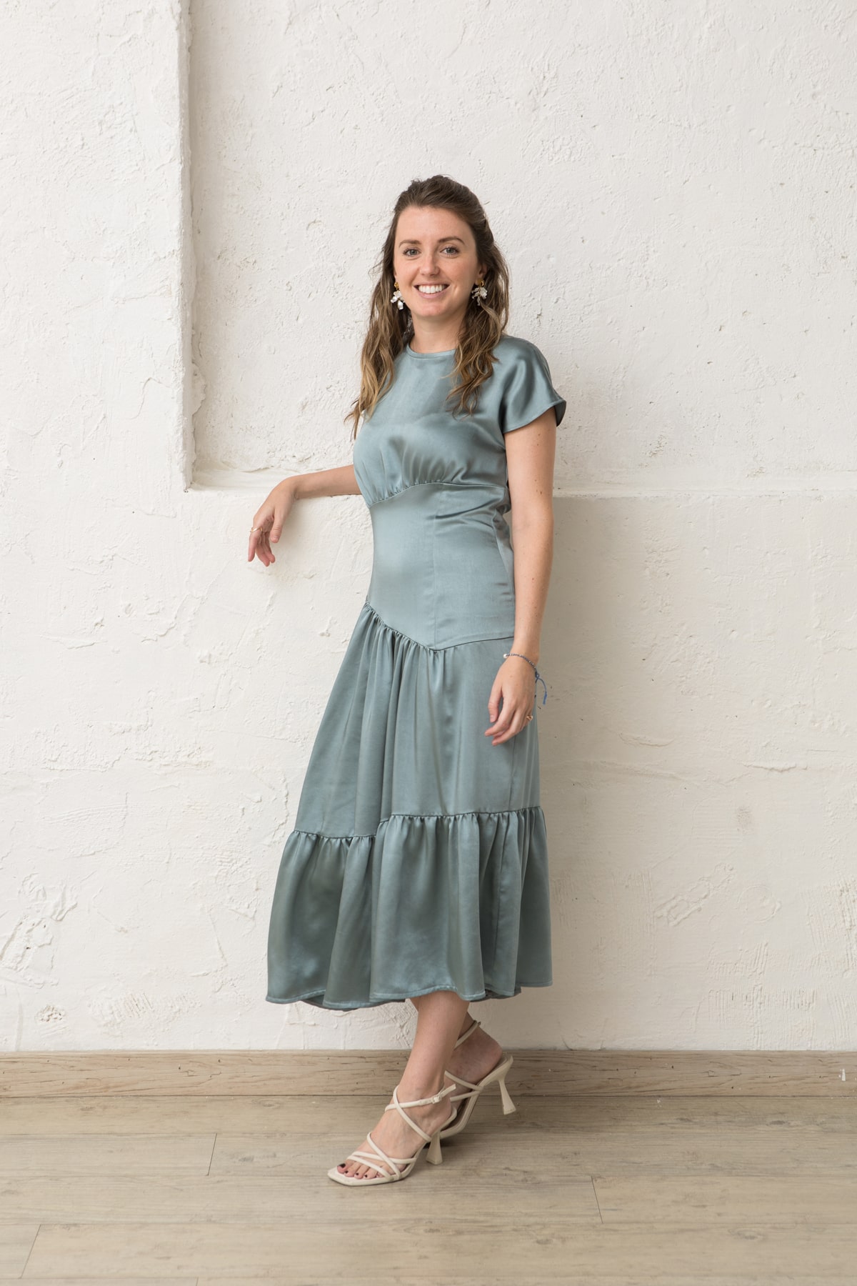 vestido de mujer con frunces en azul con volante