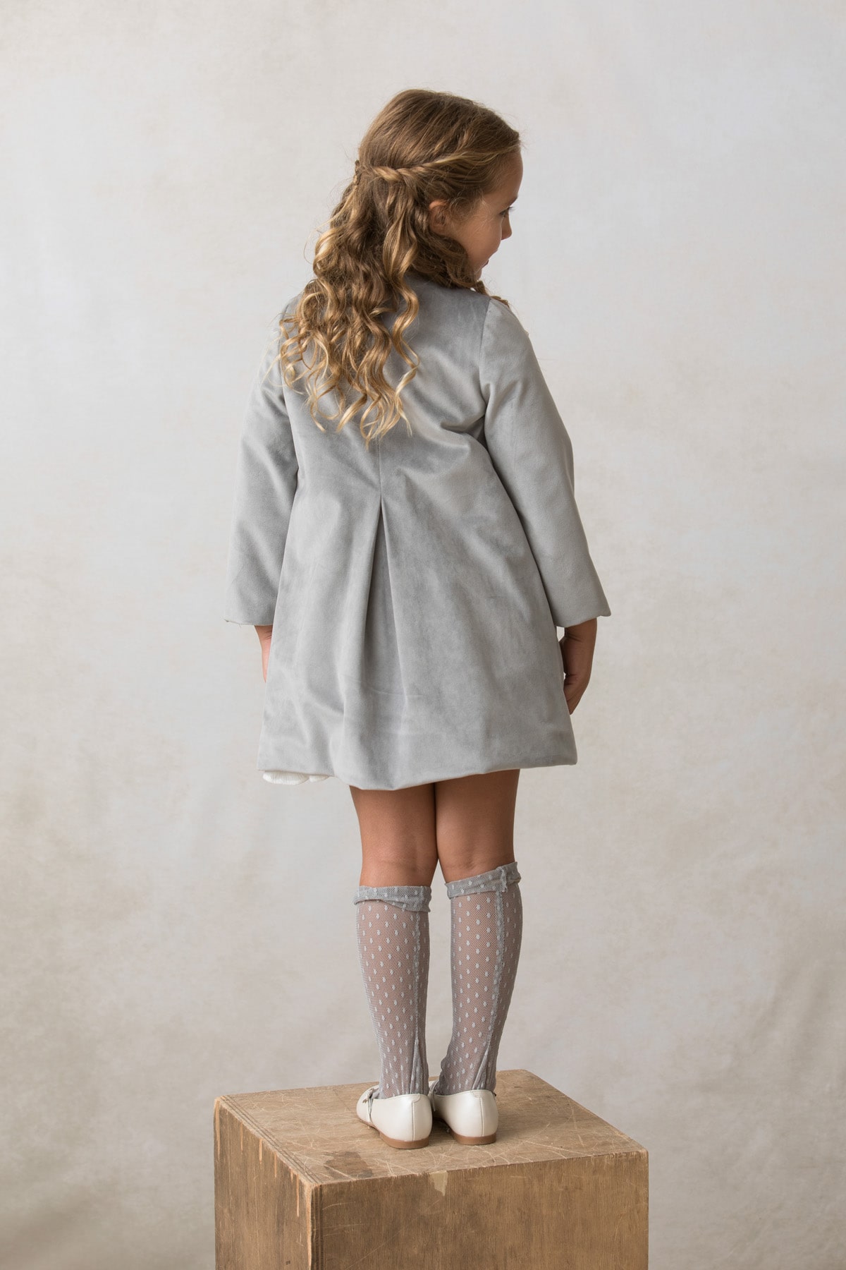 abrigo largo de ceremonia de niña en terciopelo gris