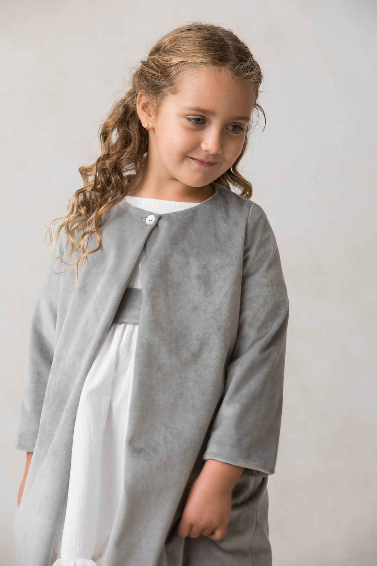 abrigo de niña en terciopelo gris