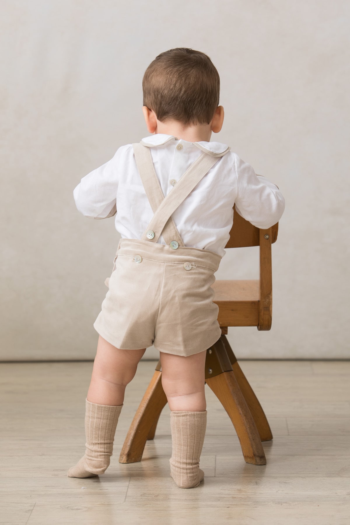 bermuda tirolesa de bebe para ceremonia en terciopelo beige