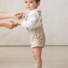 bermuda tirolesa de bebe en terciopelo beige con tirantes