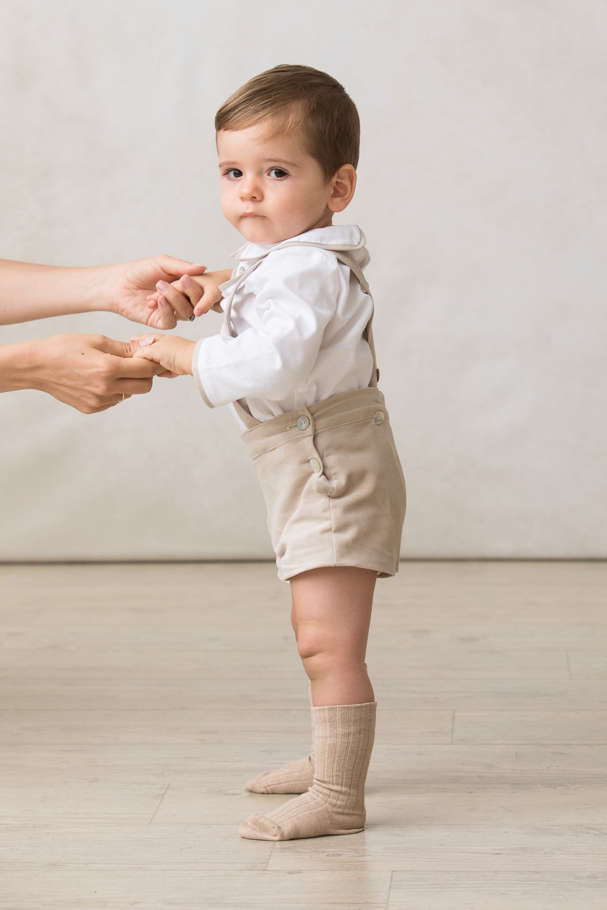 bermuda tirolesa de bebe en terciopelo beige con tirantes
