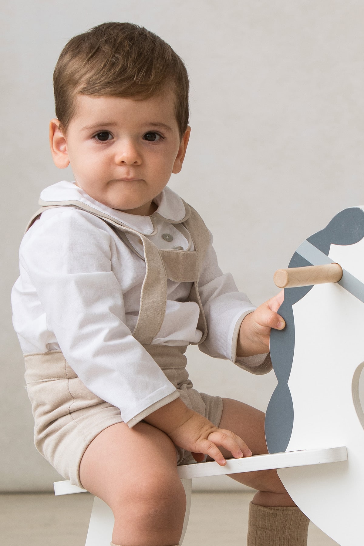 bermuda tirolesa de bebe en terciopelo beige