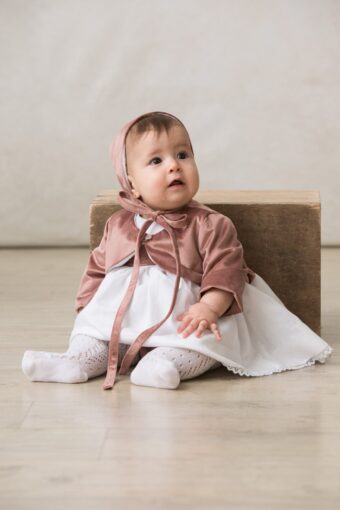 bolero de bebe en terciopelo rosa nude